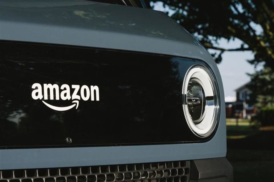 Amazon planea, para 2022, poner en circulación 10 mil camionetas eléctricas fabricadas por Rivian.