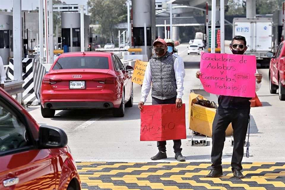 Grupos de personas han tomado la caseta de Tlalpan.