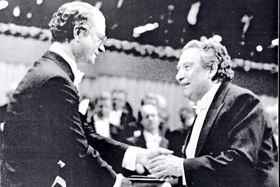 Octavio Paz recibió el Nobel de manos del Rey de Suecia. El poeta, recuerdan quienes presenciaron el acto, lucía radiante.