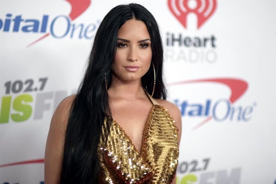 Demi Lovato hizo alarde del tamaño de sus senos, los cuales aumentaron su tamaño de manera natural.