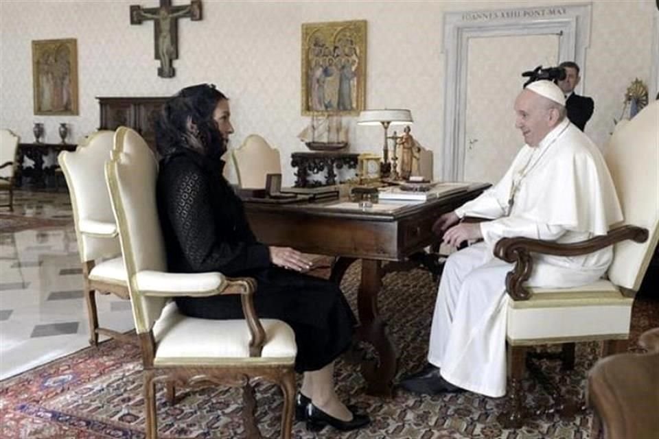 Beatriz Gutiérrez Müller, la esposa del Presidente, se reunió con el Papa Francisco, a quien le entregó una carta de parte del Mandatario mexicano.