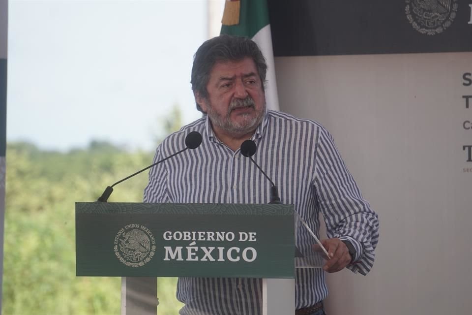 Rogelio Jiménez Pons, director del Fondo Nacional de Fomento al Turismo, acompañó al Presidente en la supervisión de la construcción del Tren Maya.