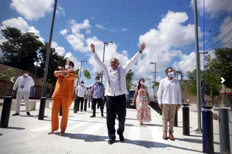 Durante su visita a Playa del Carmen, AMLO estuvo acompañado de la alcaldesa Laura Beristain.