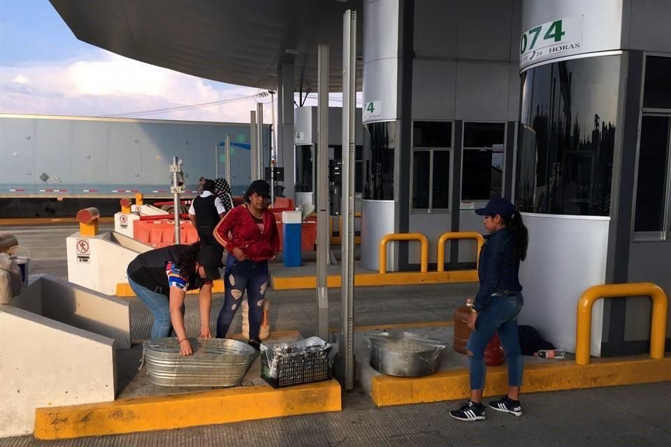 17:40 horas. PREPARADOS. Integrantes de una organización vinculada con Kenya Hernández llegaron a la caseta con alimentos.