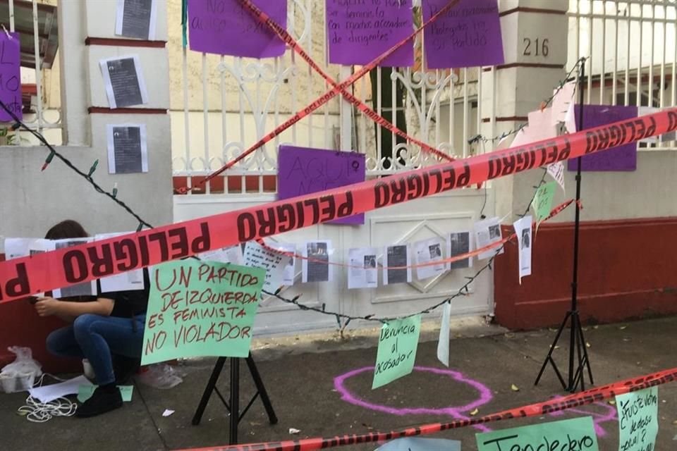 La sede de Morena fue clausurada por un grupo de feministas.