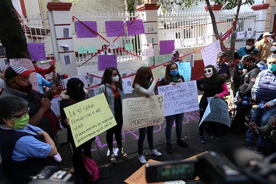 Feminisitas clausuraron simbólicamente la sede de Morena.