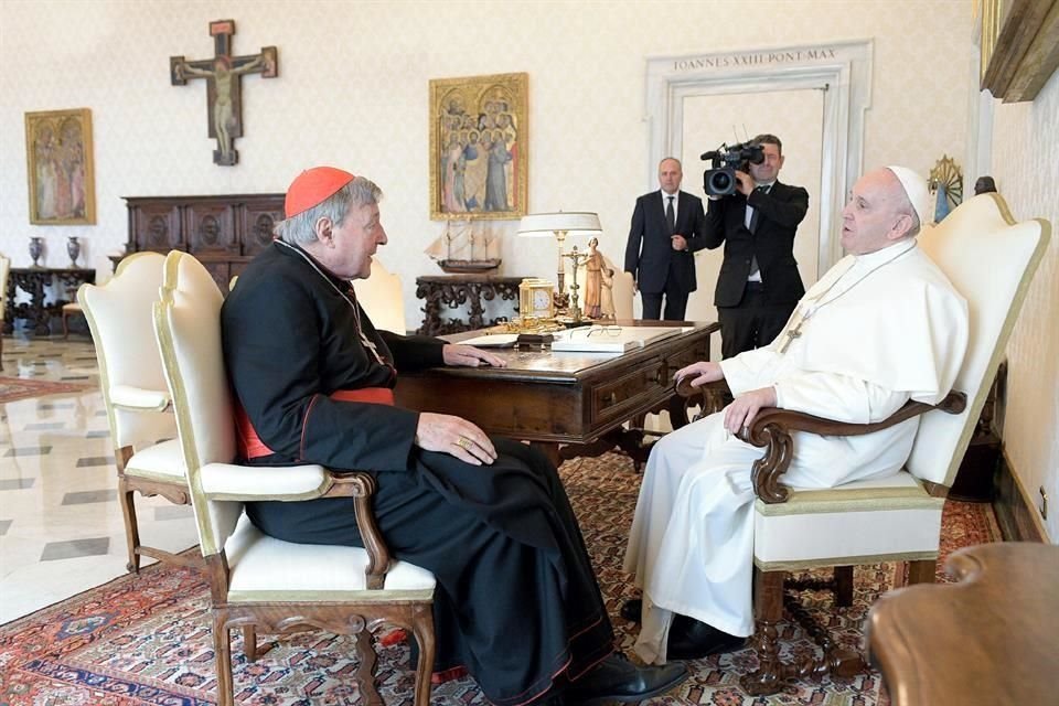 El ex tesorero del Vaticano, George Pell (izq.) se reunió con el Papa.