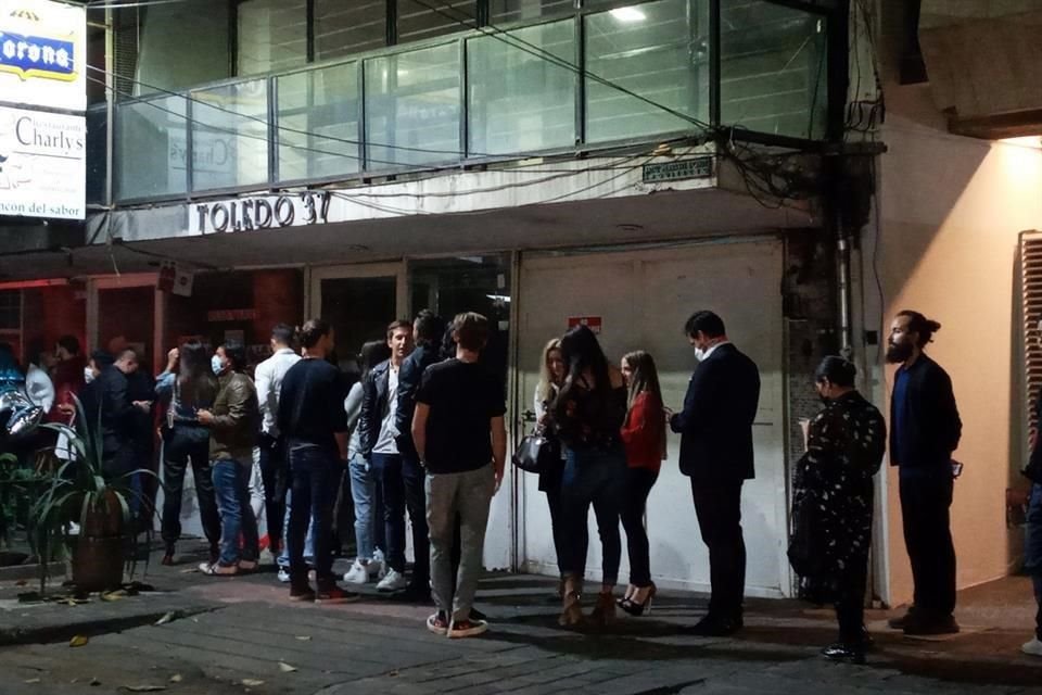 Sin cubrebocas ni medidas sanitarias, varias personas se reunieron el fin de semana en el establecimiento Toledo Rooftop, Col. Juárez, en lo que llamaron #CovidFest.