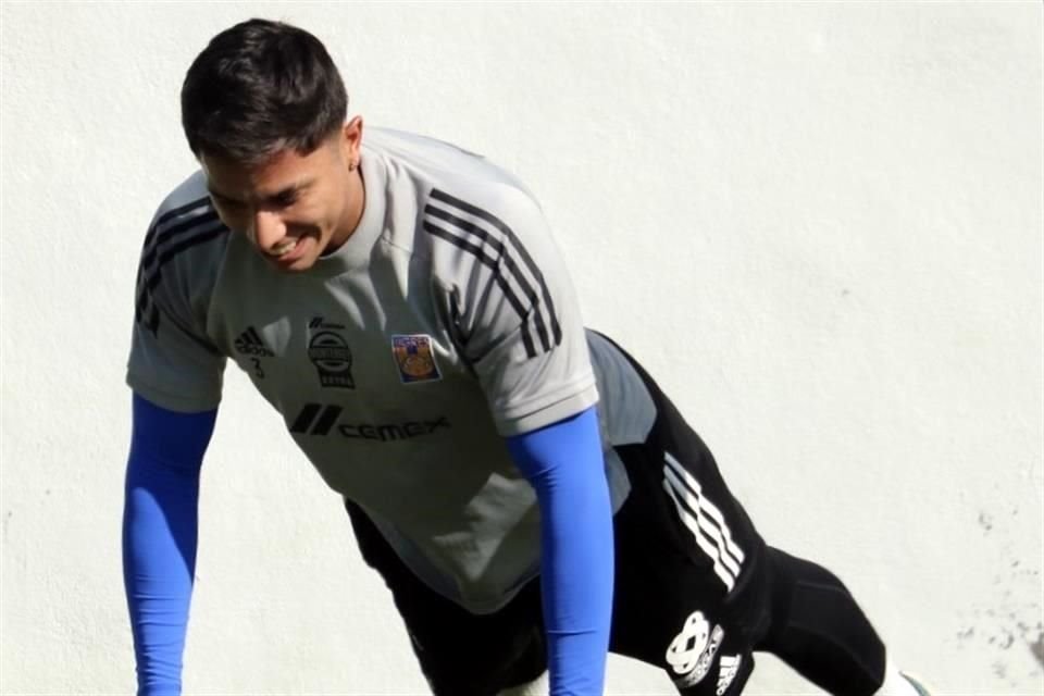 Carlos Salcedo salió lesionado del partido ante San Luis.