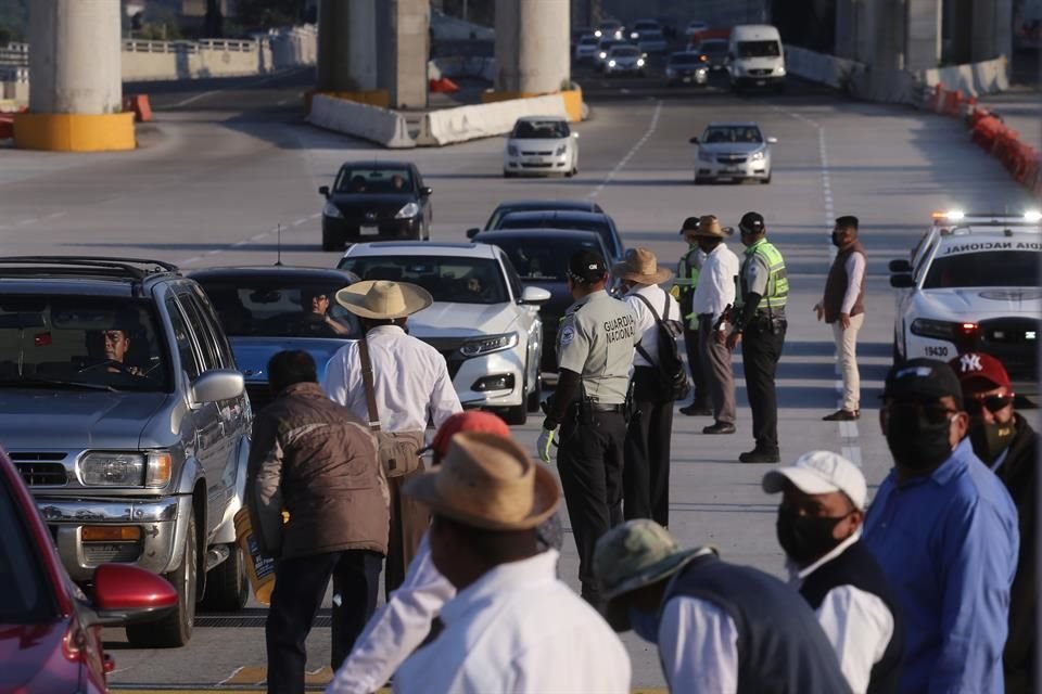 Pese a presencia de integrantes de la Guardia Nacional, personas pidieron dinero a automovilistas en la caseta de Tlalpan el 3 de octubre.