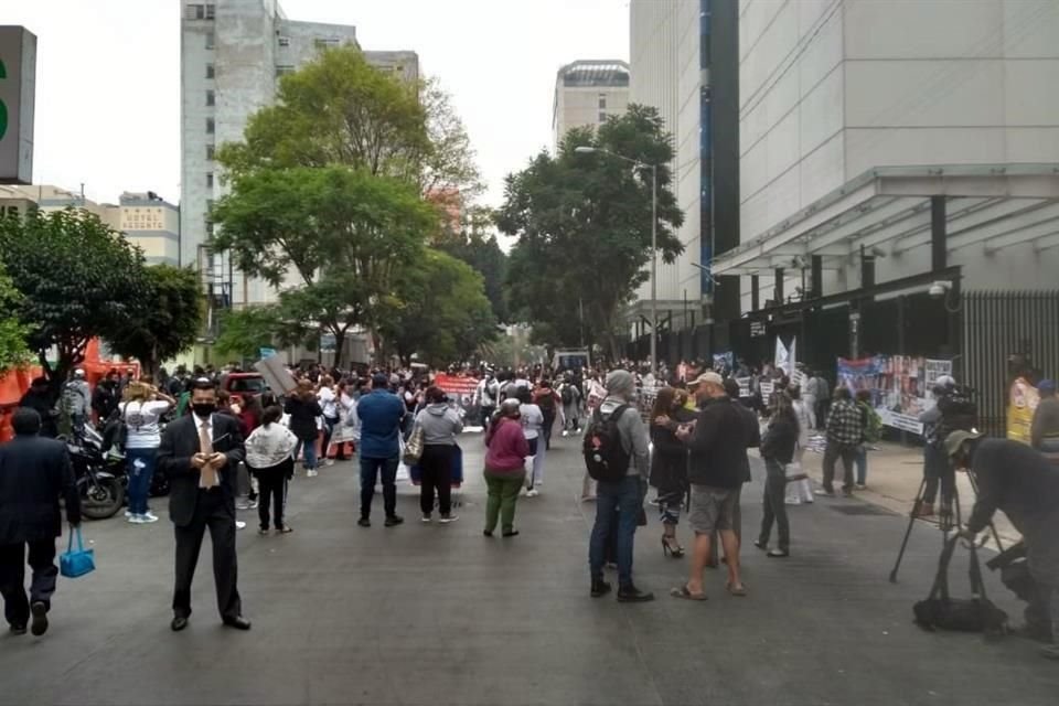 Aspecto de la protesta afuera de la Cámara alta.