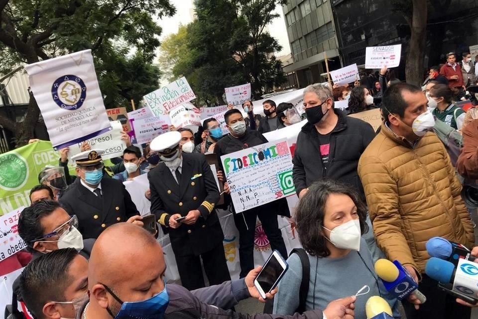 Entre los manifestantes hay representantes de los sectores de ciencia y marinos.