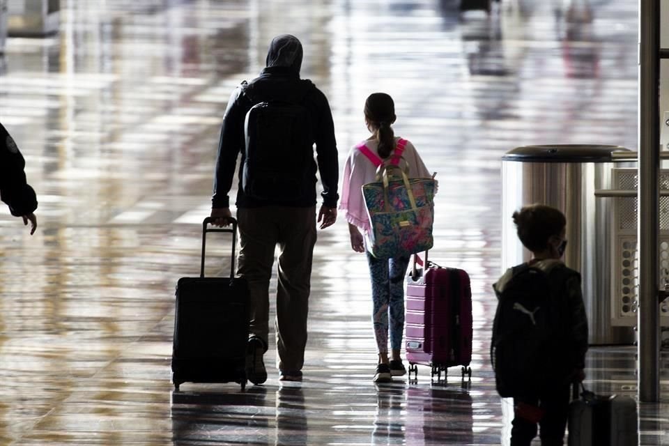 De acuerdo con la IATA, las cuarentenas impuestas por muchos países continúan limitando el tráfico aéreo pese a que muchos enlaces se han reanudado tras su casi total paralización entre marzo y abril.