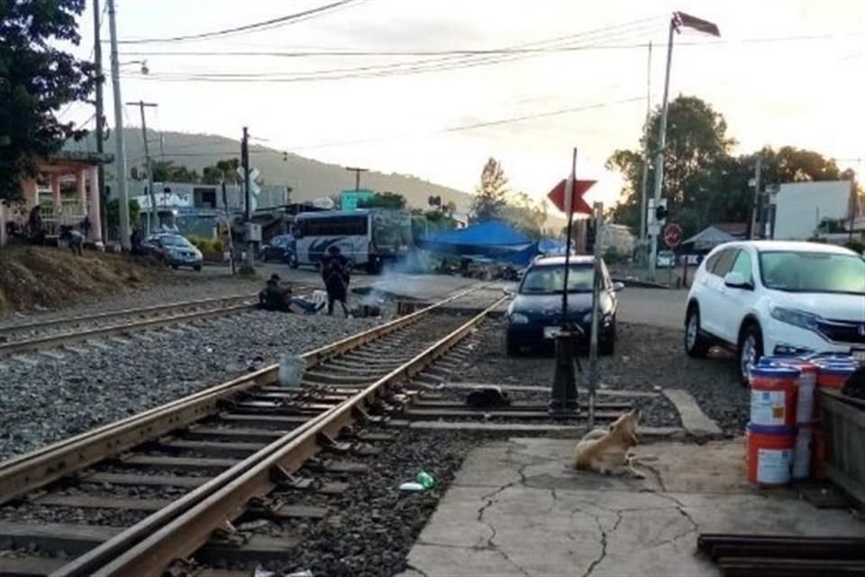 Desde el pasado 2 de octubre, los maestros y grupos de normalistas mantienen su plantón con piedras, neumáticos, carpas y lonas en la vía que cruza por la localidad de Caltzontzin, en Uruapan.