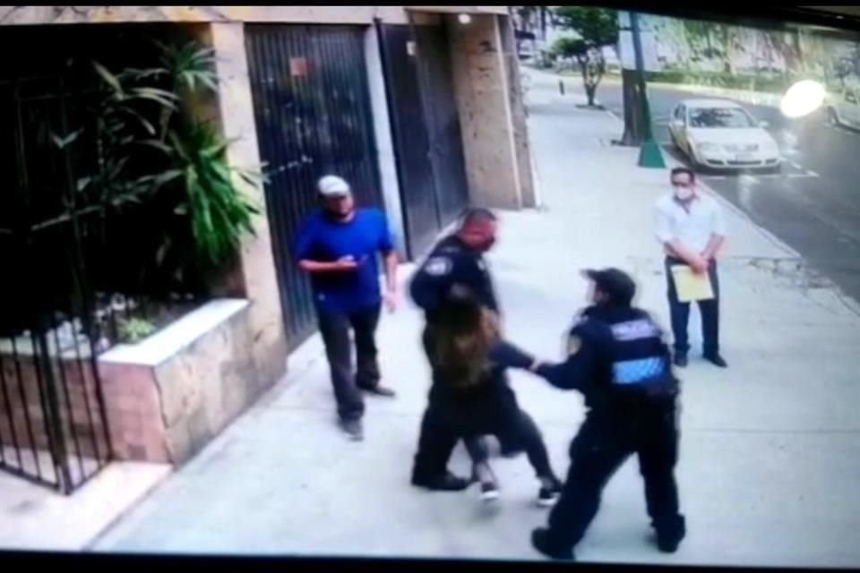 En julio, Ivonne llamó a la policía, sin embargo, fue a ella a quien los agentes arrestaron afuera de su propia casa.