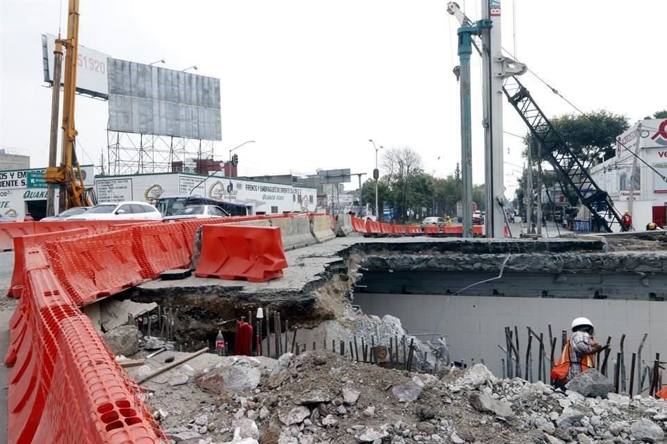 Construcción del puente que se encuentra en la intersección de Fray Servando Teresa de Mier, Circuito Interior y Jesús Galindo y Villa en la alcaldía Venustiano Carranza
