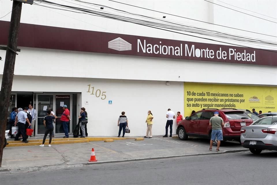 Detalló que actualmente tienen 900 jubilados, otros 600 trabajadores que están laborando, pero tienen derecho a la jubilación ganada y en los siguientes años se sumarían  mil 300 más. De una plantilla de 2 mil 400 trabajadores. 