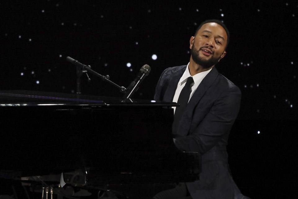 John Legend protagonizó el momento más emotivo de la noche al dedicar su presentación de 'Never Break' a su esposa, Chrissy Teigen.