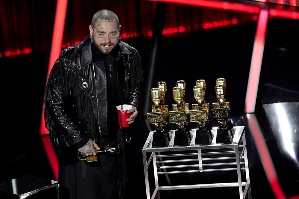 El cantante posó al final de la ceremonia con su cosecha de estatuillas.