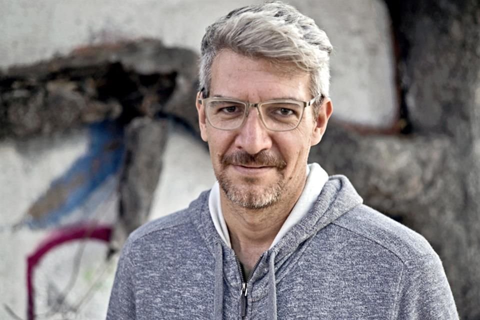 Monge hace de Tejer la oscuridad, con 80 voces narrativas, su novela más arriesgada.