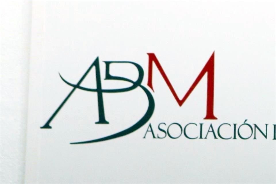 La ABM dijo que la iniciativa de reforma dañaría la confianza internacional ganada a través de muchos años por el Banco de México y por la banca mexicana, provocando efectos adversos en la economía nacional.