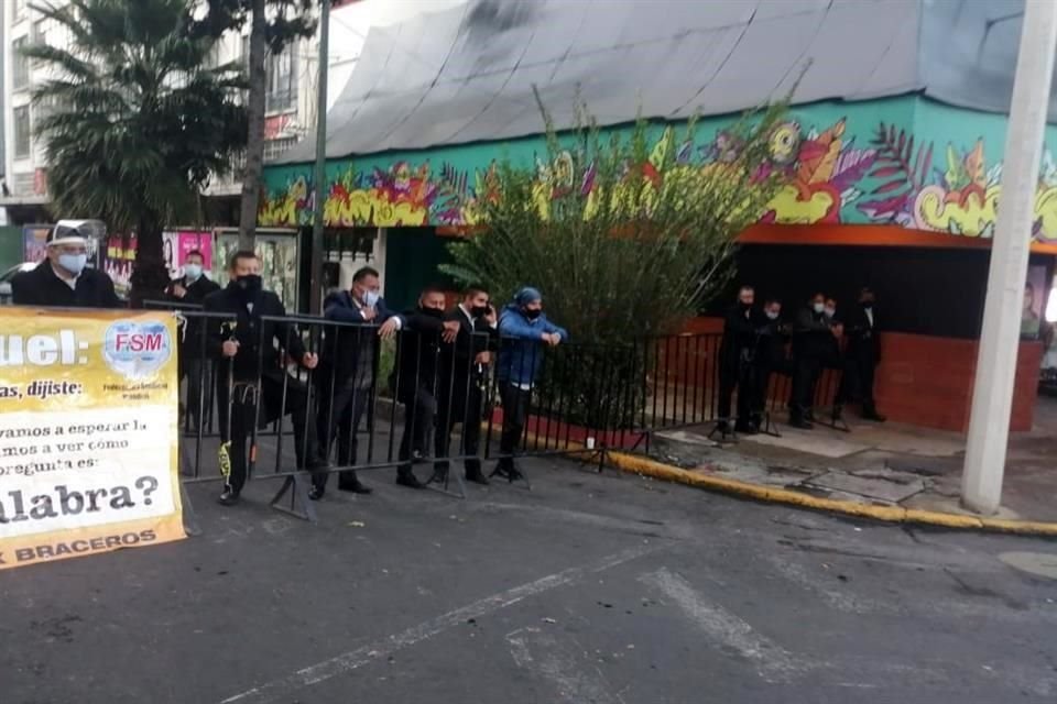 Elementos de seguridad del Senado colocaron vallas.