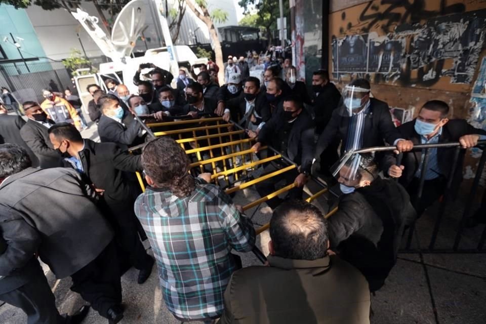 Los elementos de seguridad quitaron las vallas tras un forcejeo con manifestantes.