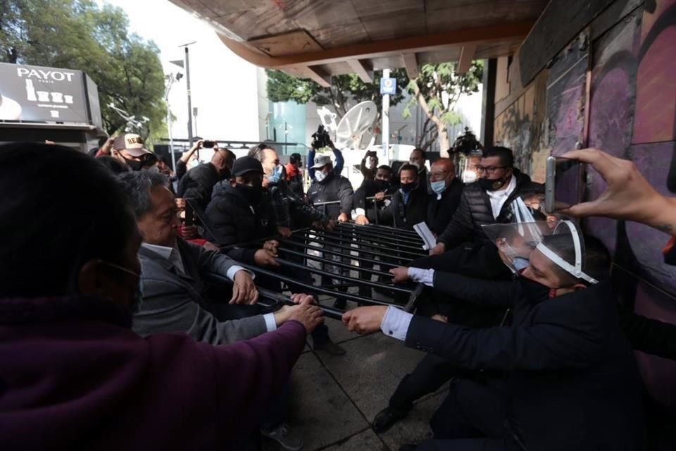 Las vallas impedían que los manifestantes bloquearan los accesos al recinto.