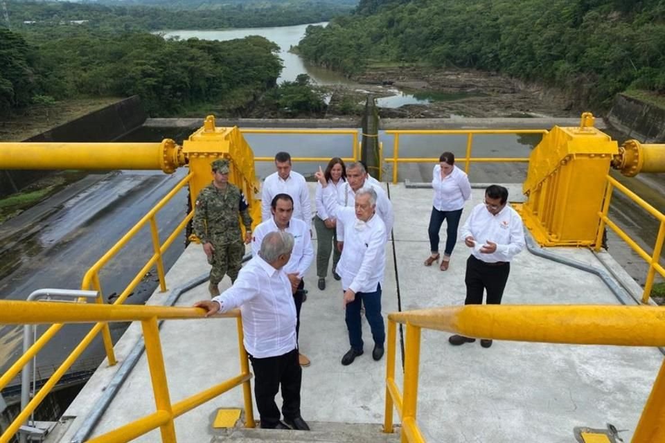 López Obrador, junto con Manuel Bartlett, realizaron un recorrido a la hidroeléctrica 'Peñitas'.