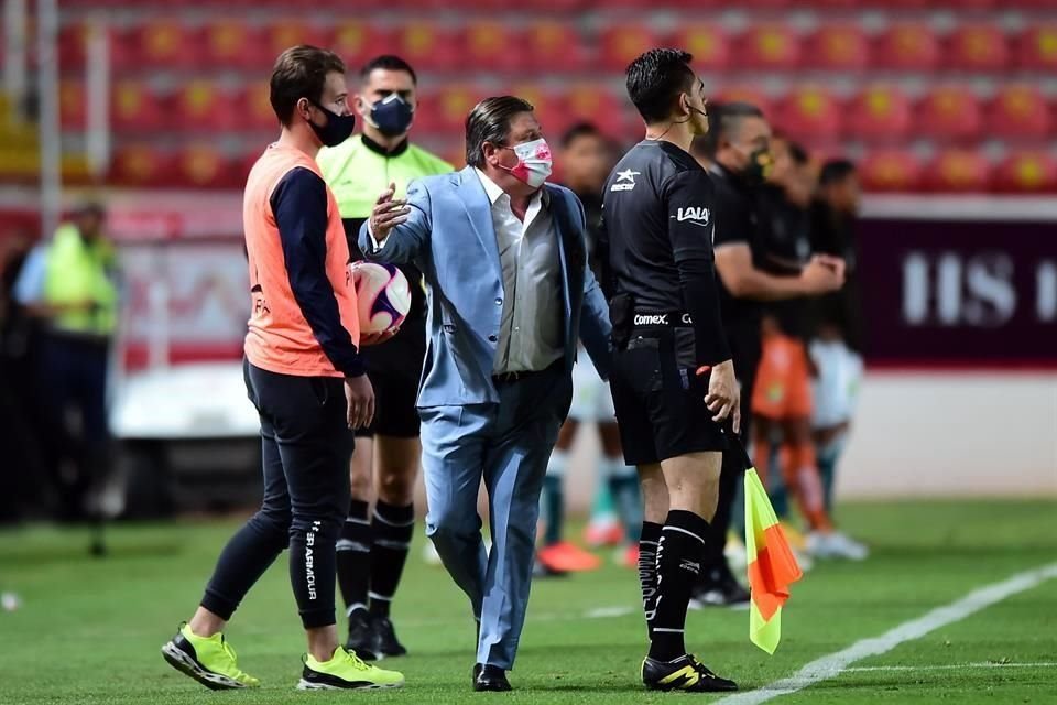 Miguel Herrera sabe que ver 'destrozado' a Benedetti impactó negativamente a sus jugadores.