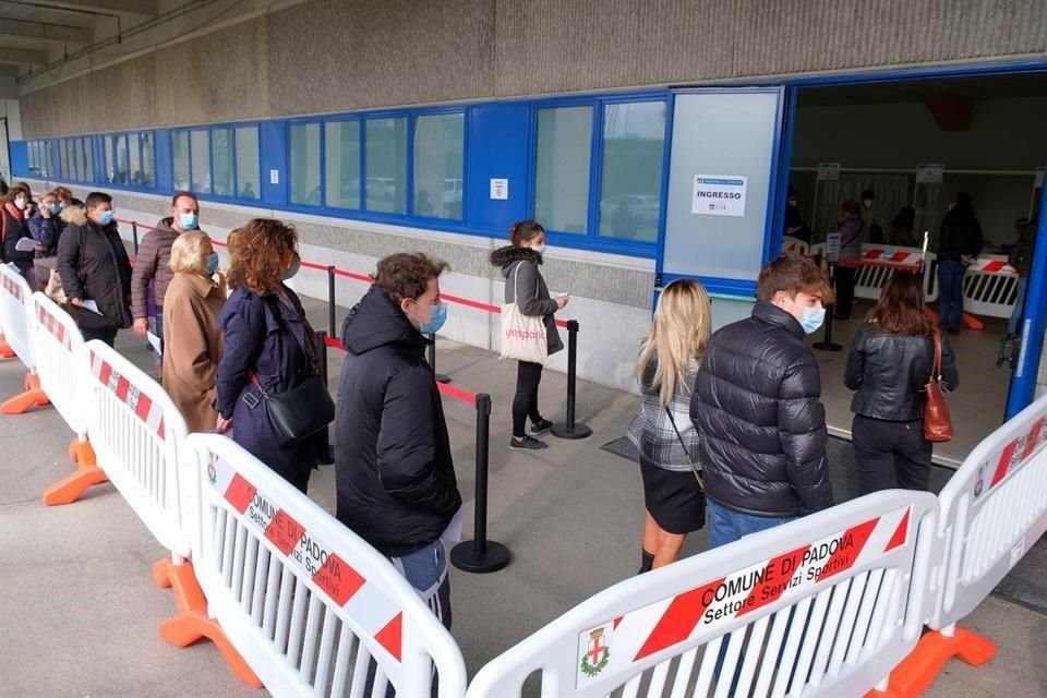 Personas hacen fila para realizarse una prueba de Covid-19 en  Padova, Italia.