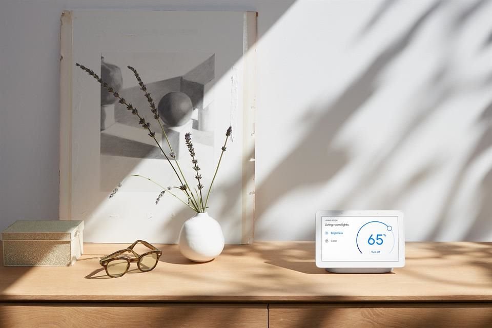 La pantalla inteligente de 7 pulgadas integra al Asistente de Google para controlar dispositivos de IoT mediante comandos de voz.