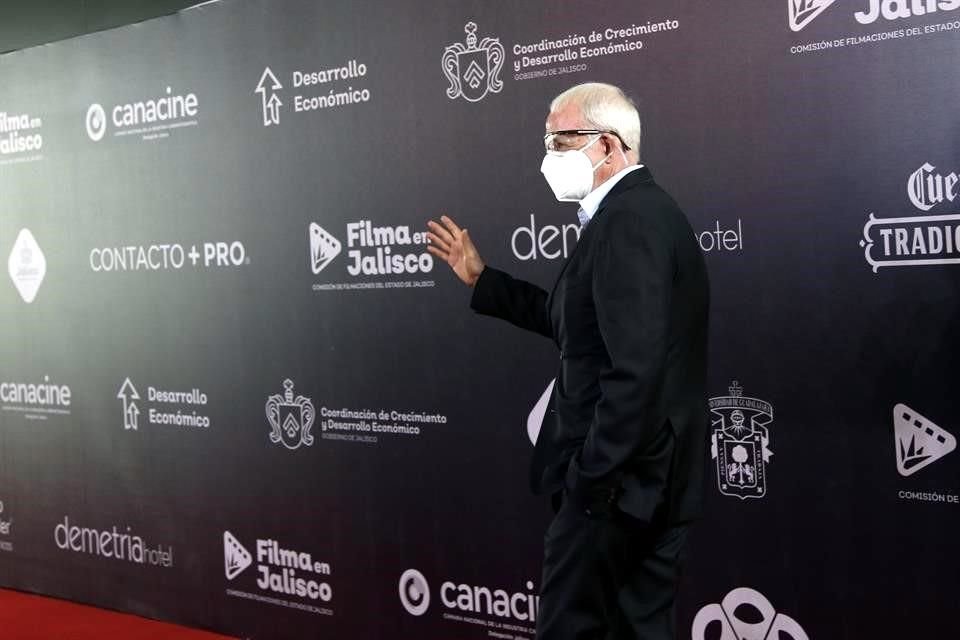 Raúl Padilla López en su paso por la alfombra.