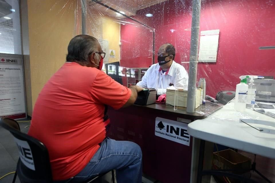 Los requisitos para poder ser contratado por el INE se pueden encontrar en el sitio electrónico https://www.ine.mx