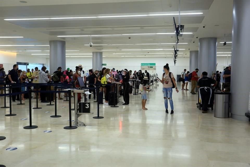 Asur administra nueve aeropuertos en el País, entre ellos el de Cancún (foto).