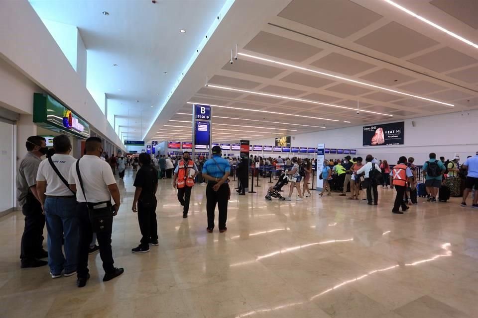 ASUR administra nueve aeropuertos en el País, entre ellos el de Cancún.