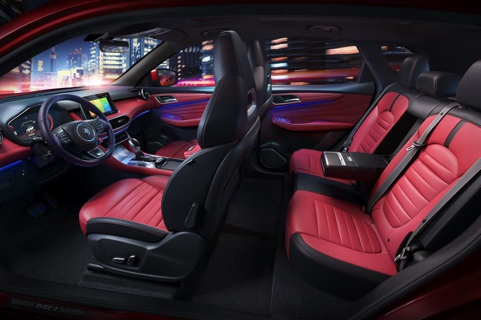 La SUV HS cuenta con vestiduras en piel, luces de bienvenida, cajuela eléctrica, sensores de reversa y 4 o 6 bolsas de aire según la versión.