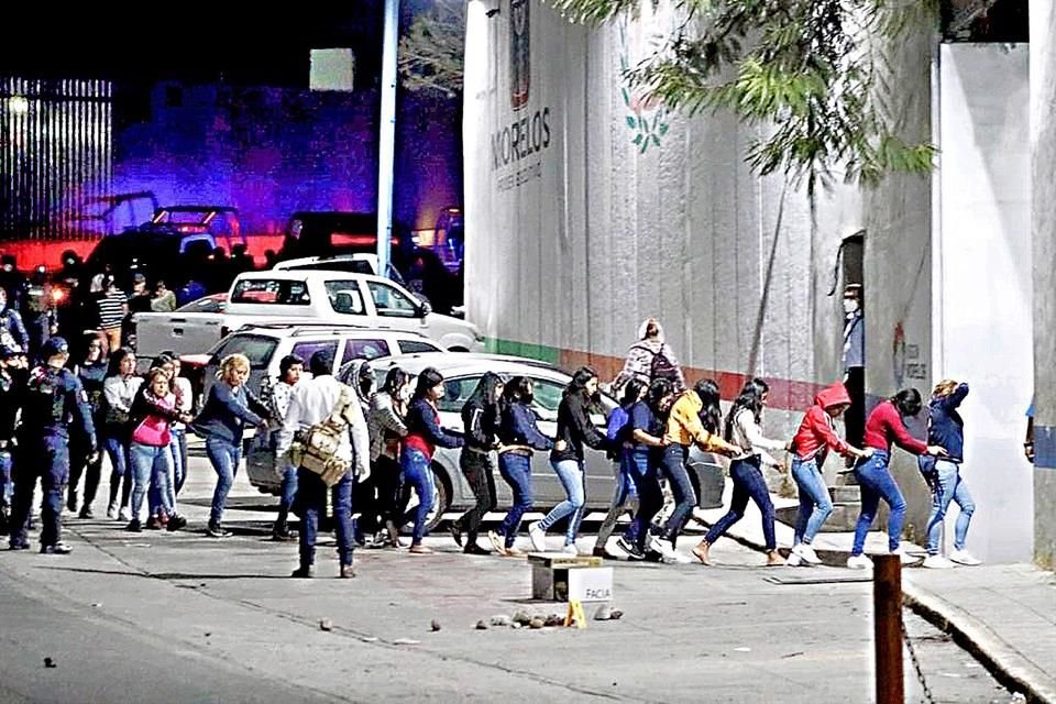 Personas detenidas en la caseta de Alpuyeca de la Autopista del Sol, la cual tenían bloqueada.
