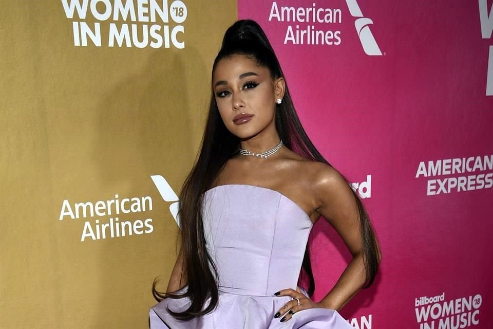 Ariana Grande ocupa la Oficina Oval de la Casa Blanca en el video de su nuevo sencillo, 'positions', que publicó este viernes como primer adelanto de su próximo álbum.