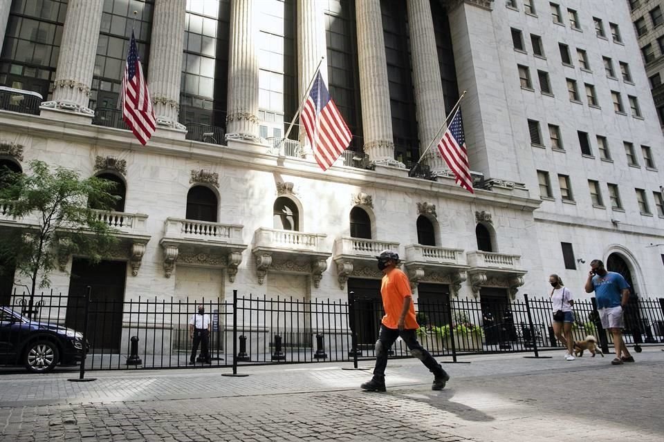 El Promedio Industrial Dow Jones baja 0.68 por ciento, a 28 mil 172 unidades.