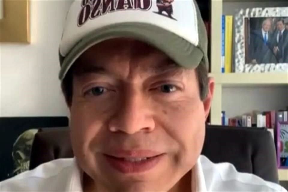 El diputado apareció con una gorra que dice 'me canso ganso'.