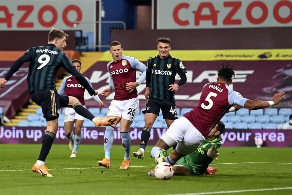 Patrick Bamford (9) se despachó con un hat-trick en el Villa Park.