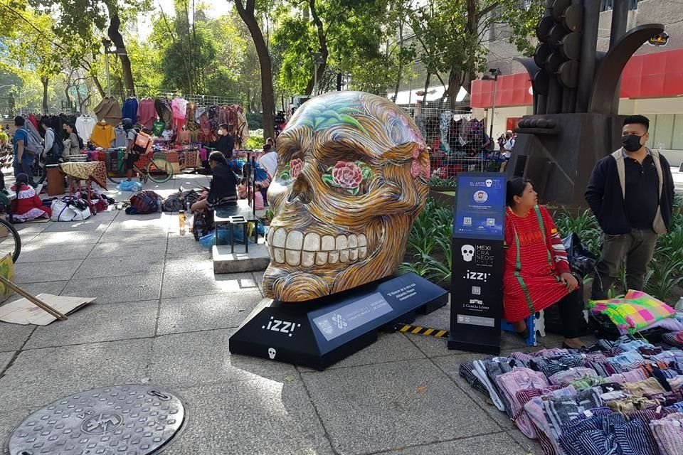 Ante las aglomeraciones causadas por la presencia vendedores, la exposición de cráneos monumentales será retirada de Paseo de la Reforma