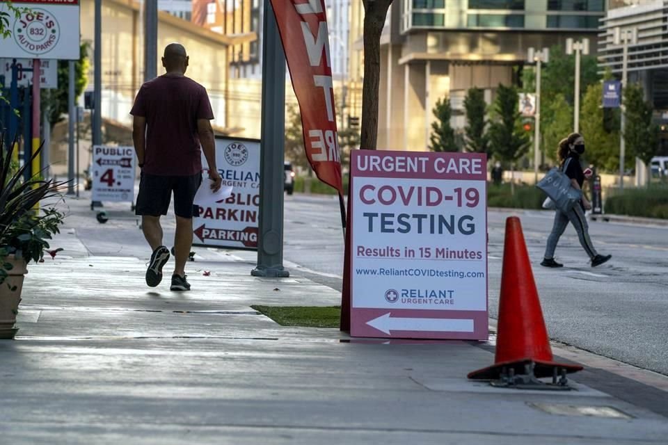 Un hombre sale de un centro de pruebas de Covid-19 en Los Ángeles, California.