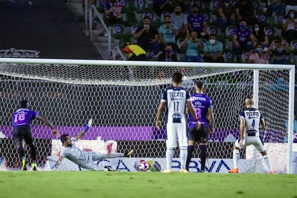 Nico Sánchez marcó de penal el segundo de Rayados.