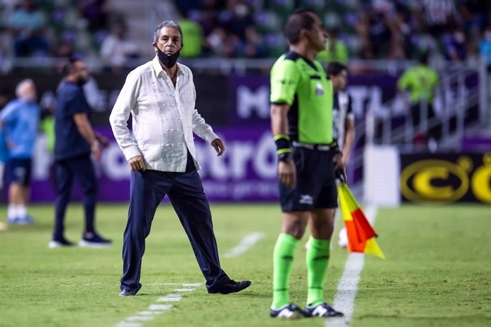 El técnico de Mazatlán FC no quedó muy contento con el arbitraje.