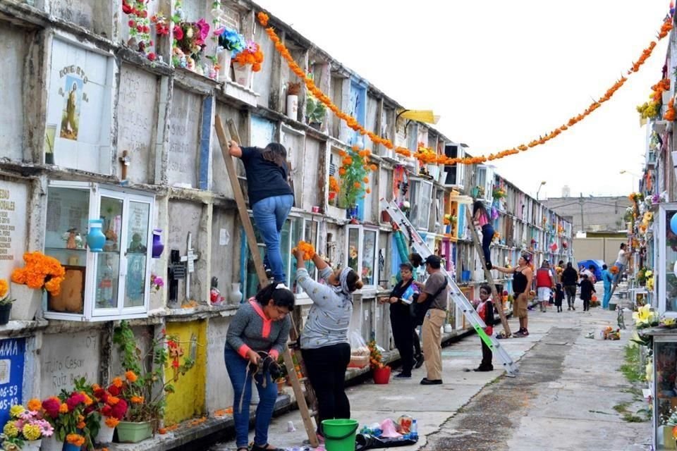 Ecatepec, Nezahualcóyotl y Naucalpan cerrarán los panteones al público con motivo del Día de Muertos.