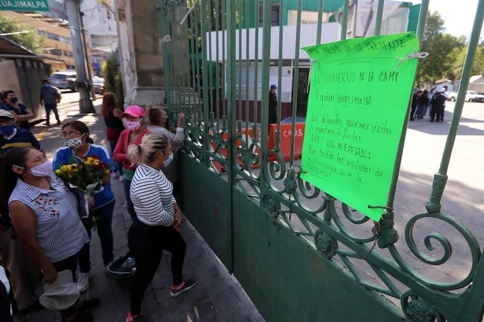 Algunos visitantes del Panteón Civil Dolores, en MH, acusaron que trabajadores del lugar les pidieron dinero para dejarlos ingresar.