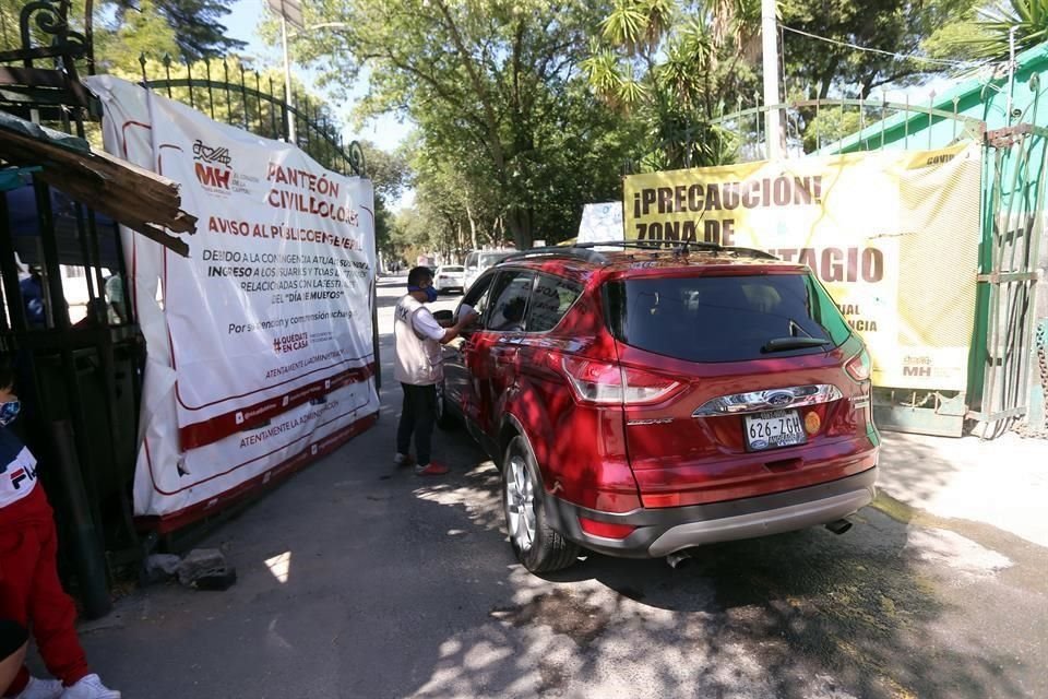 Visitantes acusaron que empleados del panteón dejaban pasar a personas en auto por $500 y $200 a pie.