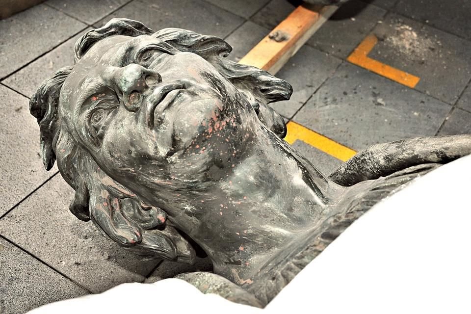 La estatua de Colón acarrea problemas que se intensificaron el año pasado a causa de protestas en las que la escultura fue cubierta con grafiti.